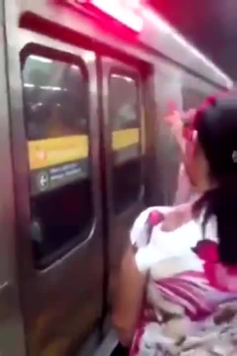 Азиатки В Метро
