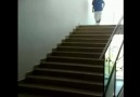 Merdivenden böyle inilir...