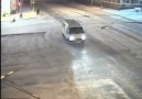Buzlu kavşakta kaza anı fenaaaa ...
