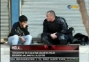 işte o an..polis ile taş atan çocuk..