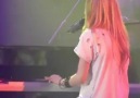 Avril Lavigne - Stop Standing There @ Singapore 09.05.2011♥