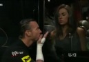 CM Punk Randy Orton'un Karısına Öpücük Yolluyor . [HQ]