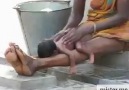 Hindistan'da bebekler böyle yıkanır...)))