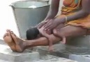 Hindistanda Hindu Anneler Bebeklerini Yıkıyor :)