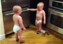 ikiz bebeklerin sohbeti ''da-da-da-da''