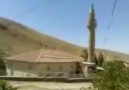 İmam köylülere kızmış, minareden fırça atıyor xD