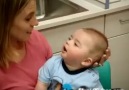İşitme engelli bebek ilk kez annesinin sesini duyuyor.
