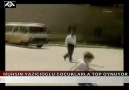 KΛNΛL TT - Muhsin Başkan mahallenin çocuklarıyla top oynuyor [HQ]