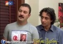 Kemal'e zorla tişörtü giydirmeye çalışıyorlar...:))