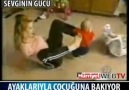 Kolları olmayan anne Bakın çocuğuna Ayaklarıyla Nasıl Ba...