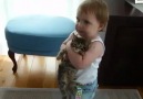 Küçük kız ve kedi aşkı :)