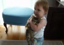 Küçük kız ve yavru kedi :)