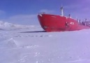 Kuzey Buz Denizinde Buzları kırarak ilerleyen Gemi...