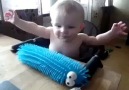 Oyuncaktan korkan tatlı bebek :)