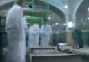 Rehber hz. imam Rıza (sa) nın mübarek kabrinin temizliyor
