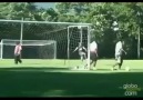 Ronaldinho Fizik Kurallarına Aykırı Gol !!
