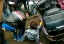 Uygurlu çocuğu sokak ortasında dövdüler