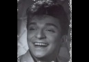 Zeki Müren- Tez Geçsede Her Sevgide Bir Hatıra Vardır