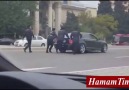 AA nömrəli avtomobili itələyən polislər