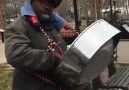 ABDde bir sokak müzisyeninden muazzam İstiklal Marşı performansı