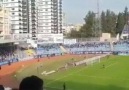 Adana derbisinde bir Adana Demirspor taraftarı sahaya paraşütle indi.