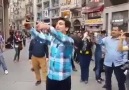 A'dan Z'ye mizah: Taksim'de vatandaş polisle böyle dalga geçti