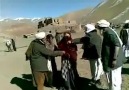 Afganistanda bir kadına verilen kırbaç cezasının uygulanması