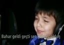 Afganistanlı Özbek çocuğu Azerbaycan şarkısını söylüyor