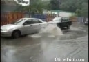 A FORÇA DA GUA QUE JORROU DE UM BUEIRO LEVANTOU UM CARRO NO CANAD!