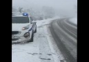 Ağsuda yol polislri qara gör yolda qalan vtndaşlara kömk ediblr.