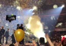 180323 a le estallo el confetti en la cara pobrecito beb