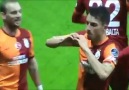 Alex Telles, attığı gol sonrası samba yapıyor