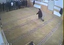 Allah korumamış..! Kim bilir ne düşünüyordu namaz kılarken.. ) )