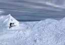 Alplerde karla kaplı bir ev. Ne kadar güzel!