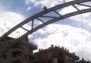 Amed Ninova üst geçit köprüsünde  bir süper kahraman