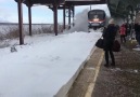 Amerikada bir hızlı trenin karla dolu raylardan geçişi.