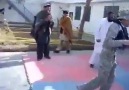 Amerikalı asker Afkan polisine (güya) savunma dersi veriyor )