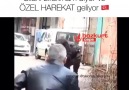 Anamda babamda gelse silahı bırakmam diyor ve ÖZEL HAREKAT geliyor )