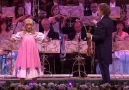 Andre Rieu e a brasileira Carla Maffioletti renovando a msica erudita