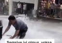 Ankara Paylaşım - Şemsiyede olmasa abimiz ıslanacaktı