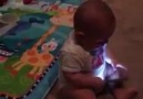 Annesi Bebeğin Elindeki Telefonu Alınca Ne Yapar