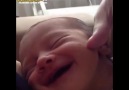 Annesinin Başını Okşamasıyla Mutlu Olan Bebek