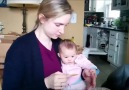 Annesinin Cips Yemesine Kahkahalarla Gülen Bebek :)