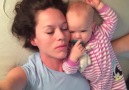 Annesini uyandırmak için her yolu deneyen sevimli bebek )