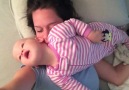 Anne uyurken bir bebek ne yapar