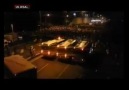 Arabalari uzaklasdirmak icin polis gaz bombasi kullaniyor