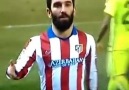 Arda Turan, kendisine yapılan harekete faul çalınmayınca ayağında