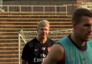 Arsene Wenger'den ufak bir sihirbazlık şovu :)