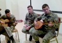 Askerlerden hüzünlendiren müzik