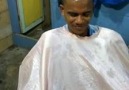 Ateşle saç tıraşı yapan Endonezyalı kuaför Arol O